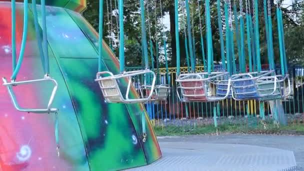 Large carousel in an amusement park — Stock Video