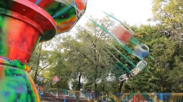 Велика карусель в парку розваг — стокове відео