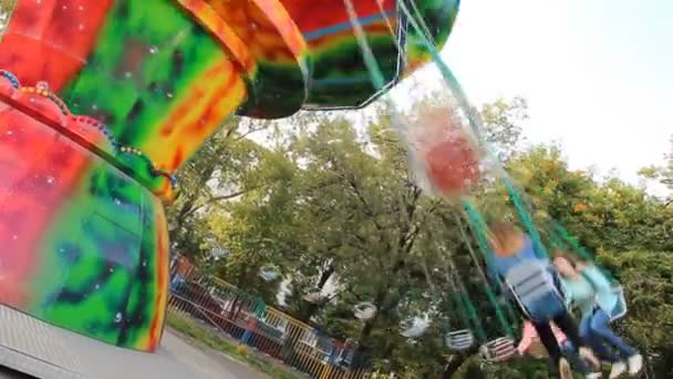 在游乐园里的大型旋转木马 — 图库视频影像