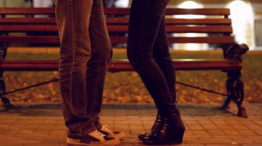 Parktaki gençler bir tarih. İyi akşamlar, sonbahar