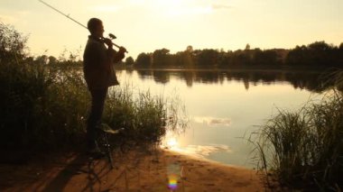 낚시 하는 사람. 어 부입니다. 호수에 일몰입니다. 여름 풍경