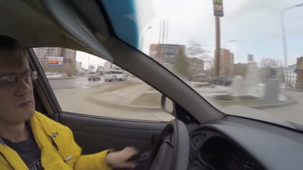 Ufa, Rusland - 15 maart 2014: auto - mcdonald's. de man in de auto orders koffie in ufa, Rusland — Stockvideo