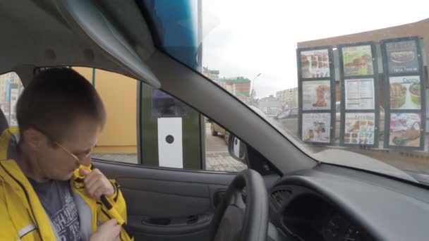 Ufa, Rusland - 15 maart 2014: auto - mcdonald's. de man in de auto orders koffie in ufa, Rusland — Stockvideo