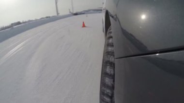 Ufa, Rusya Federasyonu - 02 Mart 2014: araba subaru test - sürücü. test - araba subaru sür. ön tekerlek araba dış, ufa, Rusya Federasyonu
