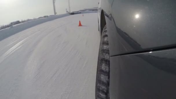 Ufa, Rusko - 02 březen 2014: auto subaru test - disk. test - řídit auto subaru. Exteriér vozu přední kolo v ufa, Rusko — Stock video