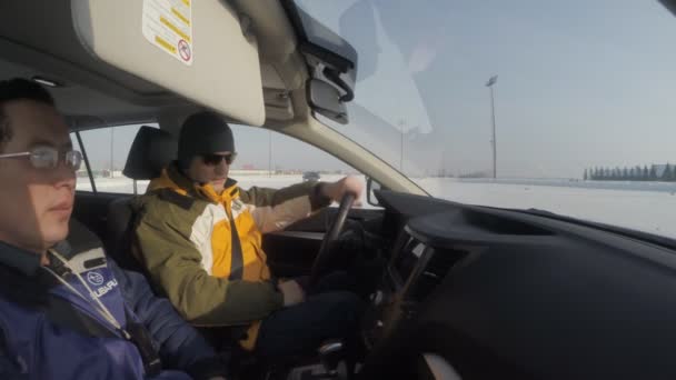 ウファ、ロシア - 2014 年 3 月 2 日: 車スバル テスト - ドライブ。車でウファ、ロシアのドライバー インストラクター乌发，俄罗斯-2014 年 3 月 2 日： 汽车斯巴鲁测试-驱动器。在汽车和司机教练在乌发，俄罗斯 — 图库视频影像