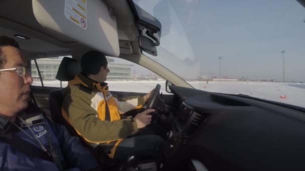 Ufa, Rusland - 02 maart 2014: auto subaru test - station. in de auto en de stuurprogramma-instructeur in ufa, Rusland — Stockvideo