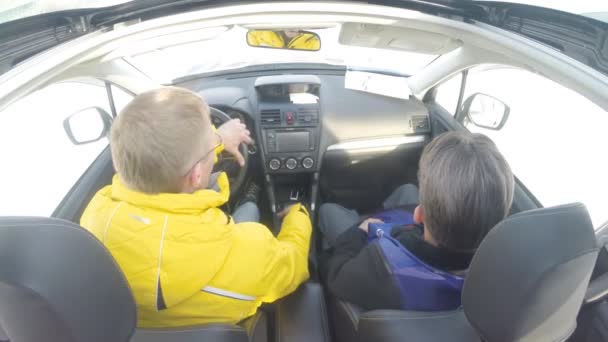 Ufa, Ryssland - 02 mars 2014: bil subaru test - enhet. i bilen och föraren instruktör i ufa, Ryssland — Stockvideo