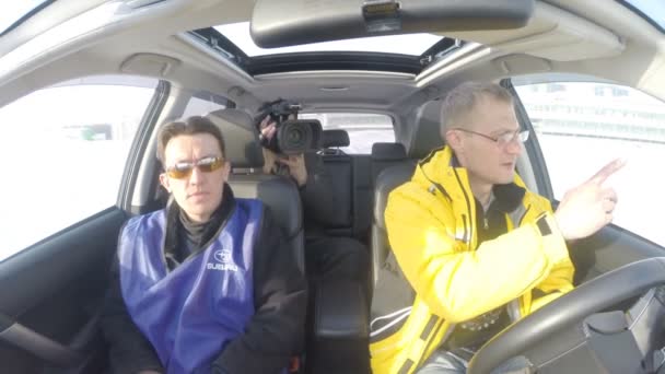 ウファ、ロシア - 2014 年 3 月 2 日: 車スバル テスト - ドライブ。車でウファ、ロシアのドライバー インストラクター乌发，俄罗斯-2014 年 3 月 2 日： 汽车斯巴鲁测试-驱动器。在汽车和司机教练在乌发，俄罗斯 — 图库视频影像