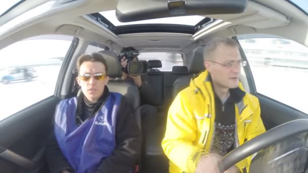 Ufa, Ryssland - 02 mars 2014: bil subaru test - enhet. i bilen och föraren instruktör i ufa, Ryssland — Stockvideo