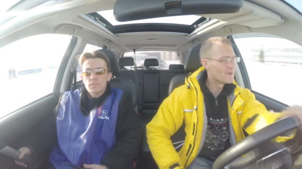 Ufa, Ryssland - 02 mars 2014: bil subaru test - enhet. i bilen och föraren instruktör i ufa, Ryssland — Stockvideo