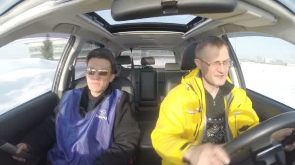 Ufa, RUSIA - 02 DE MARZO DE 2014: Car Subaru Test - Drive. En el coche y el conductor instructor en Ufa, Rusia — Vídeos de Stock