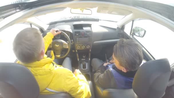 Ufa, Ryssland - 02 mars 2014: bil subaru test - enhet. i bilen och föraren instruktör i ufa, Ryssland — Stockvideo