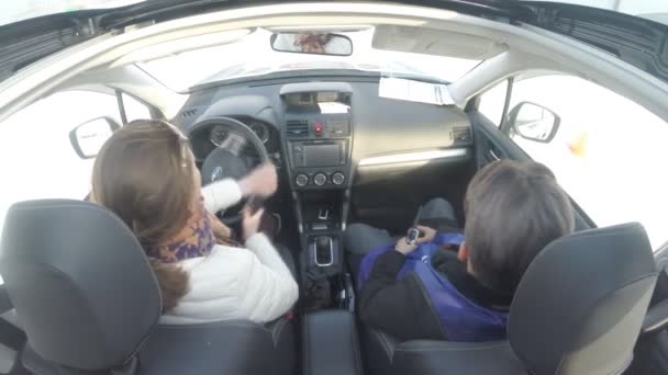 Ufa, Ryssland - 02 mars 2014: bil subaru test - enhet. i bilen och föraren instruktör i ufa, Ryssland — Stockvideo