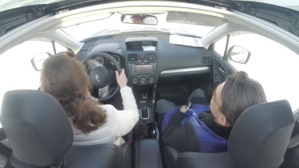 Ufa, Ryssland - 02 mars 2014: bil subaru test - enhet. i bilen och föraren instruktör i ufa, Ryssland — Stockvideo