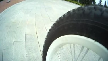 Çocuk bisiklete binmeyi öğreniyor.