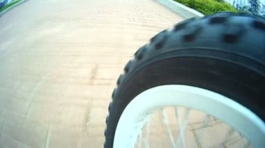 Çocuk bisiklete binmeyi öğreniyor.