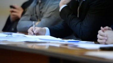Erkekler ellerini masaya koy. iş tartışma