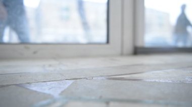 homem entra no prédio