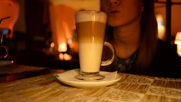 Joven atractiva mujer bebiendo café en café — Vídeo de stock