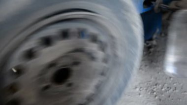 otomobil lastiği tamircisi kaldırır