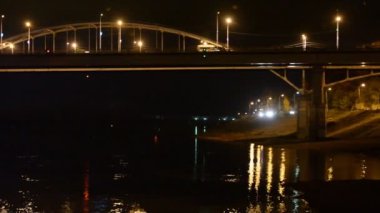 Nehrin üzerindeki yol köprüsü