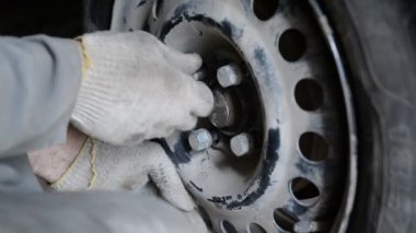 Araba tamircisi araba tekerleği vidalama