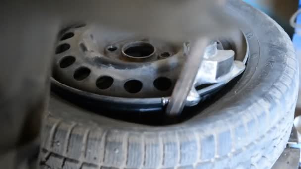 Mecânico remove pneu de carro — Vídeo de Stock