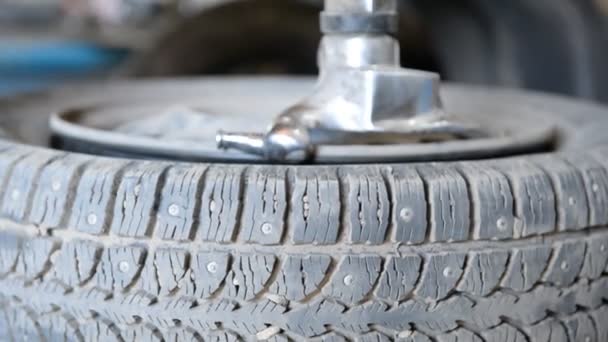 Mecánico elimina neumático del coche — Vídeo de stock