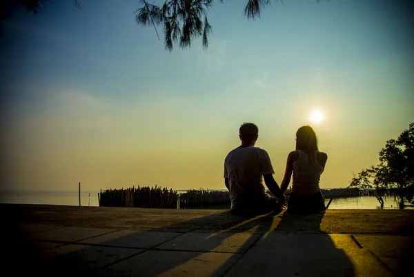 Pasangan siluette saat matahari terbenam 1 — Stok Foto