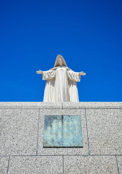 Estátua de Maria branca com céu azul 2 — Fotografia de Stock