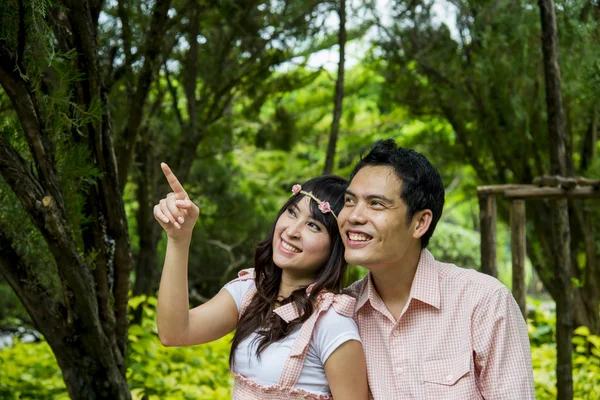 Couple see something in the garden — Stock Photo, Image