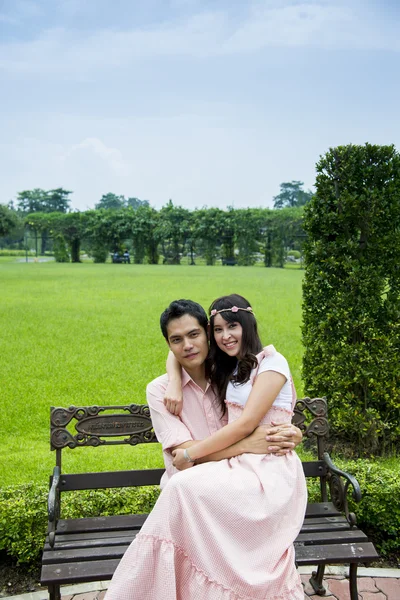 Lovely couple sit in the garden1 — Stock Photo, Image