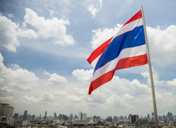 Thaiföld zászló város háttérrel — Stock Fotó