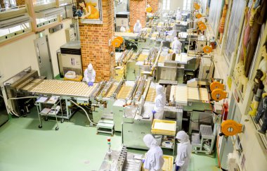 çikolata fabrikasında çalışmak operatörleri sapporo, Japonya - 23 Temmuz 