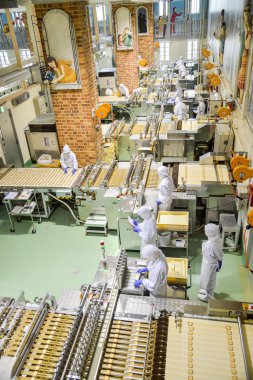 çikolata fabrikasında çalışmak operatörleri sapporo, Japonya - 23 Temmuz 