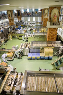 çikolata fabrikasında çalışmak operatörleri sapporo, Japonya - 23 Temmuz 