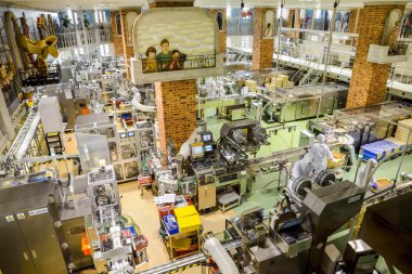 çikolata fabrikasında çalışmak operatörleri sapporo, Japonya - 23 Temmuz 