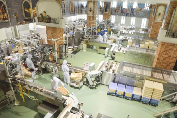 çikolata fabrikasında çalışmak operatörleri sapporo, Japonya - 23 Temmuz 