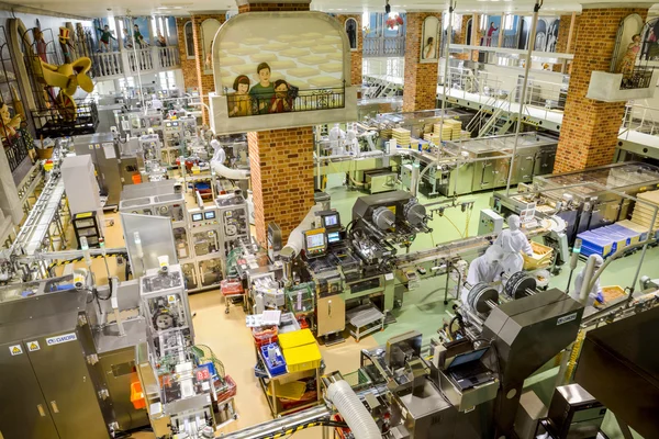 Sapporo, japan - 23 juli exploitanten werken in chocolade fabriek op — Stockfoto