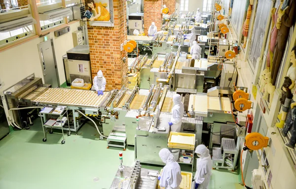 Sapporo, japan - 23 juli operatörer fungerar i chokladfabriken på — Stockfoto