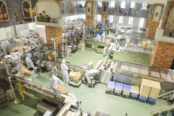 Sapporo, japan - 23 juli operatörer fungerar i chokladfabriken på — Stockfoto