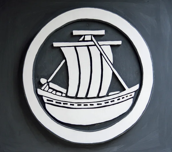 Na ścianie symbol łódź — Zdjęcie stockowe