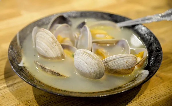 Kokt mussla med soppa i japanska style1 — Stockfoto