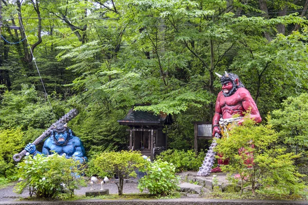 Två jättar stå nära shrine — Stockfoto