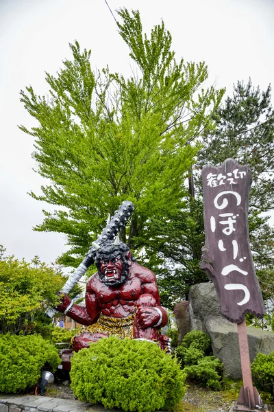 Socha červeného obra v Japonsku noboribetsu — Stock fotografie