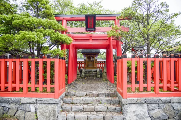 Piccolo santuario con Torii rosso in stile giapponese1 — Foto Stock