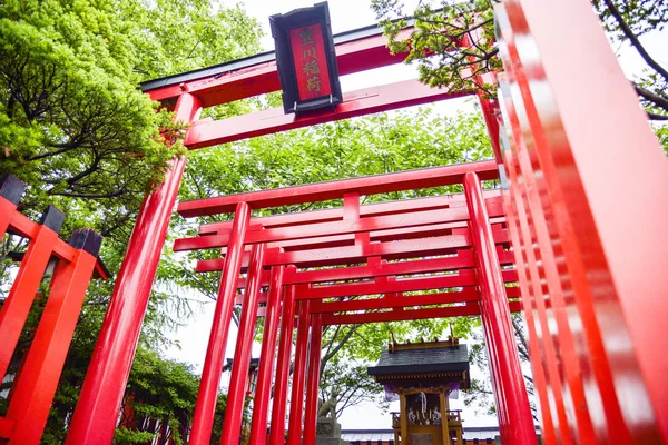 Santuário pequeno com Torii vermelho em estilo Japonês2 — Fotografia de Stock