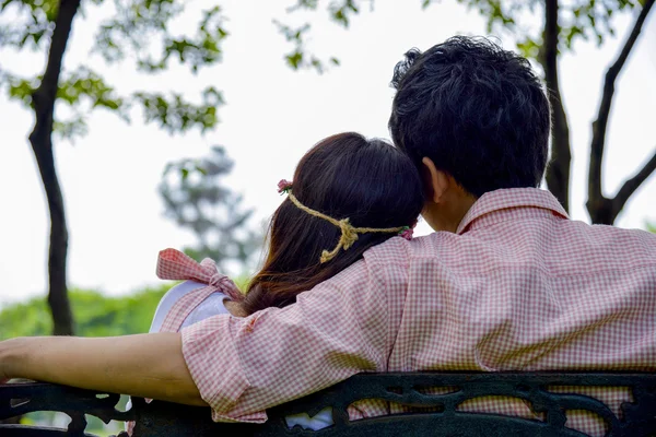 Sweetheart sit in the garden2 — Stock Photo, Image