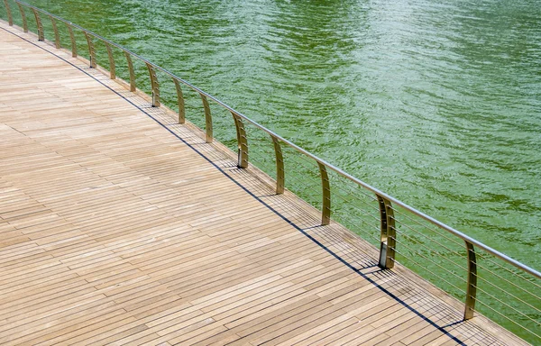 Suelo de madera a orillas del río —  Fotos de Stock